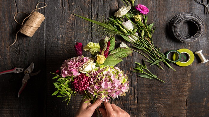 Which are the benefits of contacting a professional flower delivery?